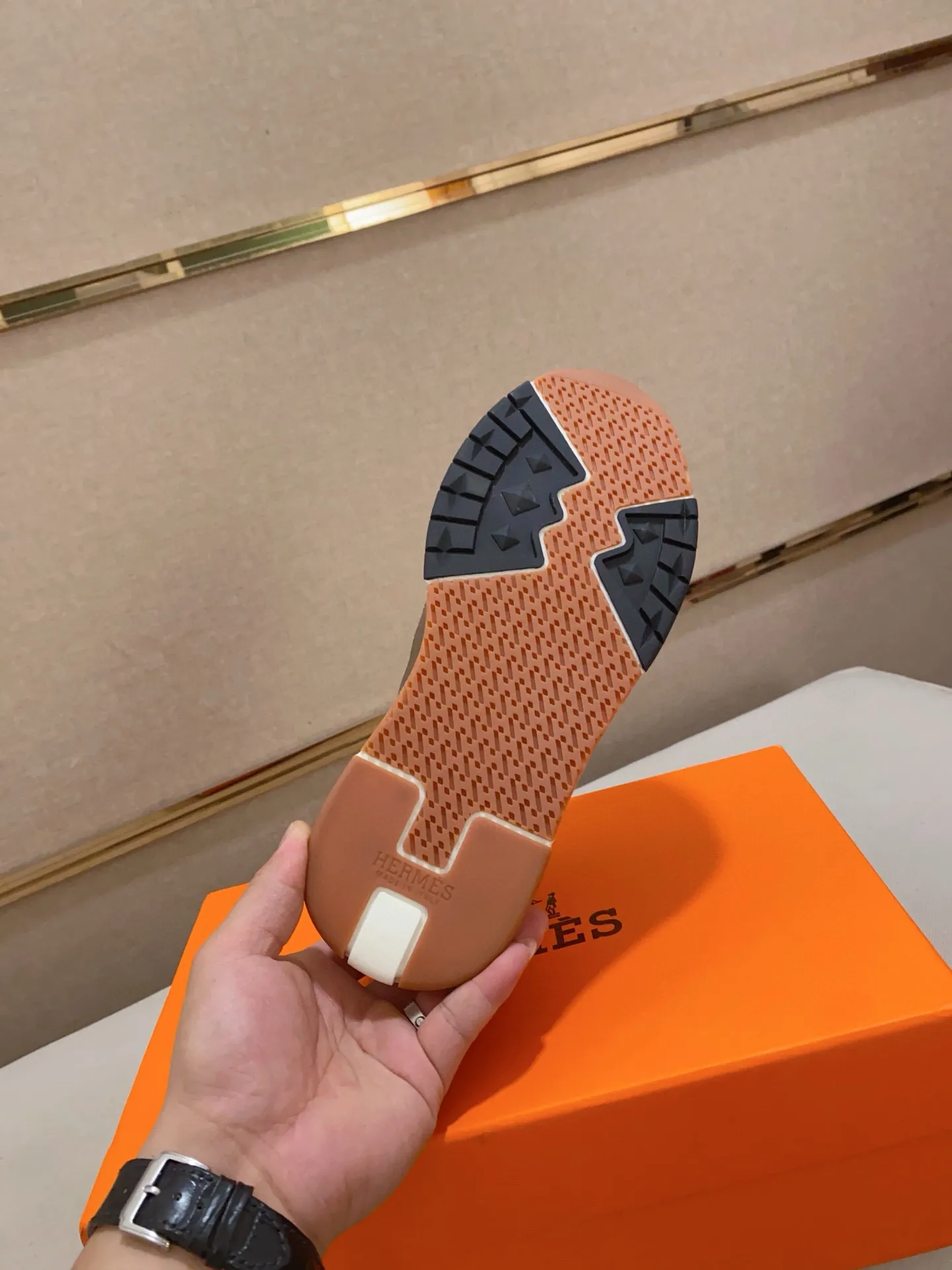 Ex-factory price: 500💰《HERMES》【Classic Original Version】Hermès; Top 🔝 Purchasing Agency 🔍🔍Men's latest 🇺🇸 counters are sold simultaneously, original imported from Italy ▲▲First-layer cowhide ▲▲ (high-end, extravagance and class) times) Exquisite workmanship (Italian 🇮🇹Imported water-dyed 🐂cowhide lining) sole: Original sole provided by the original factory, ⚠️exclusive double-layer activity·TPR·rubber·combined molded outsole; super comfortable·wear-resistant·non-slip·environmental protection The real thing is more beautiful if you take the real thing (high quality, follow the order), you can enter and exit the counter at will * Number of yards: 38·39·40·41·42·43·44# (can be customized 45.)
